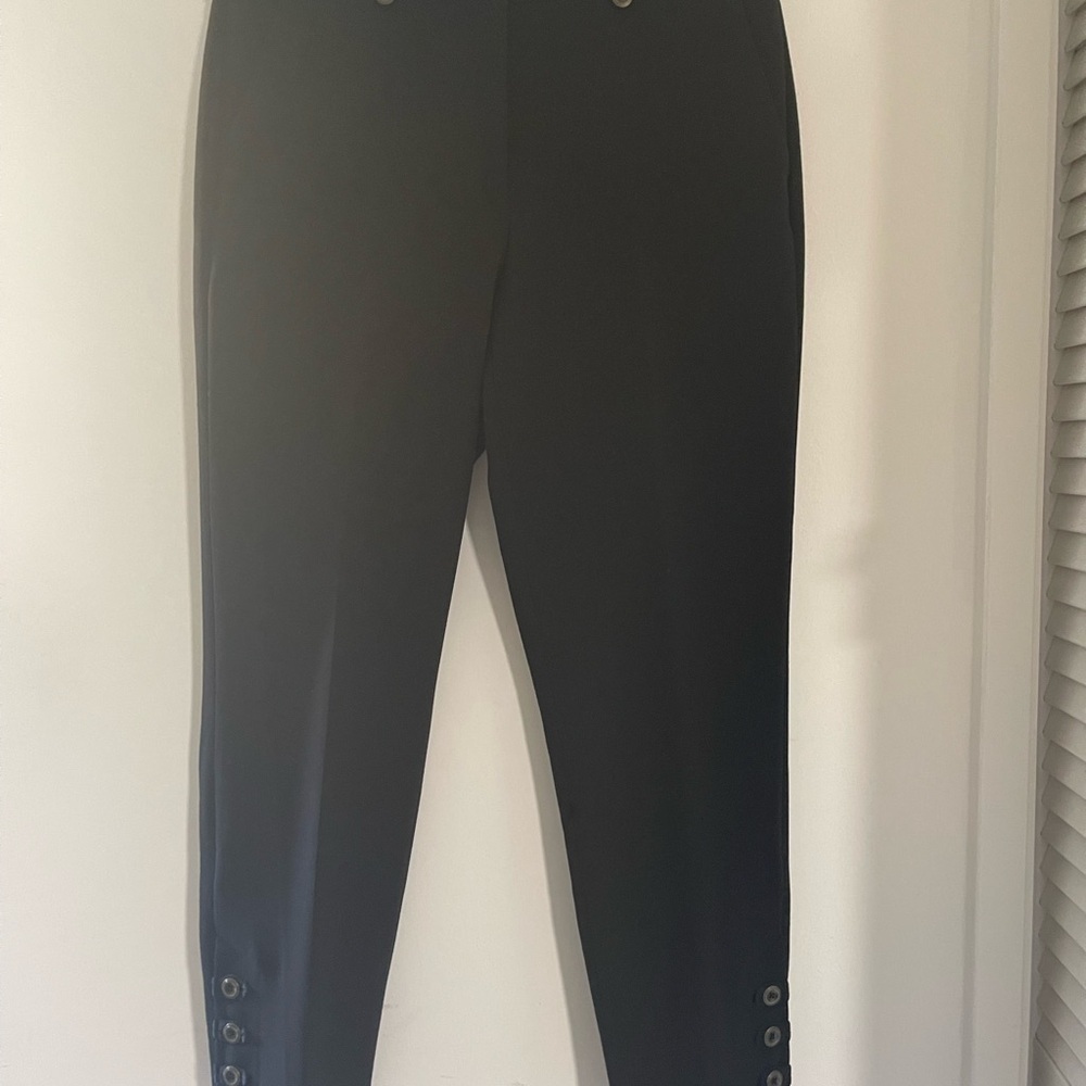 Chic Black Women's Cropped Pants - Picture 3 of 7